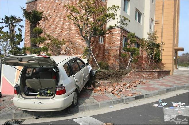 제주에서 승용차가 빌라 외벽을 들이받아 8명이 다쳤다.   1일 오후 2시 33분쯤 제주시 월평동 제주중앙고등학교 인근 내리막 도로에서 카렌스 승용차가 빌라 외벽을 들이 받아 8명이 경상을 입었다. (사진=제주 119 제공)