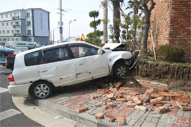 1일 오후 2시 33분쯤 제주시 월평동 제주중앙고등학교 인근 내리막 도로에서 카렌스 승용차가 빌라 외벽을 들이 받아 8명이 경상을 입었다. (사진=제주 119 제공)