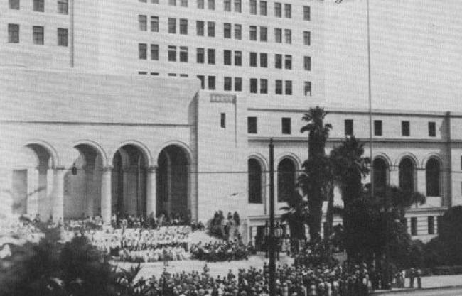 유일한 박사는 1942년 8월 미국 LA시청에 태극기를 게양하는 현기식에 참석했다. [제공·유한양행]