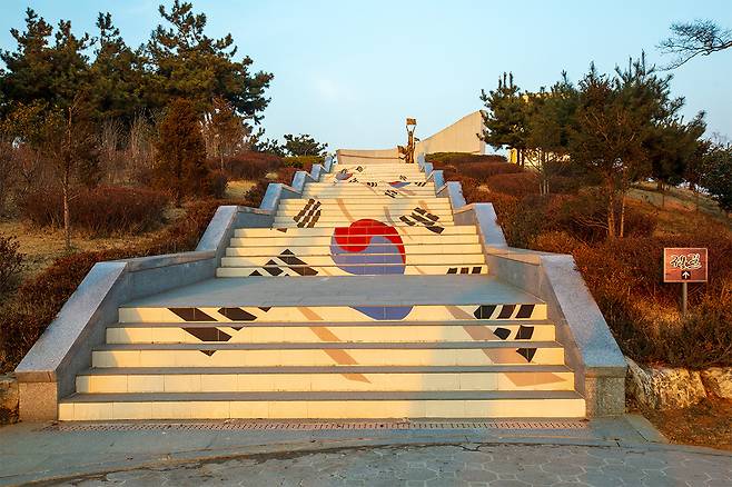 군산 3.1운동 100주년 기념관 뒤로 태극기 계단. (한국관광공사 제공) ⓒNews1