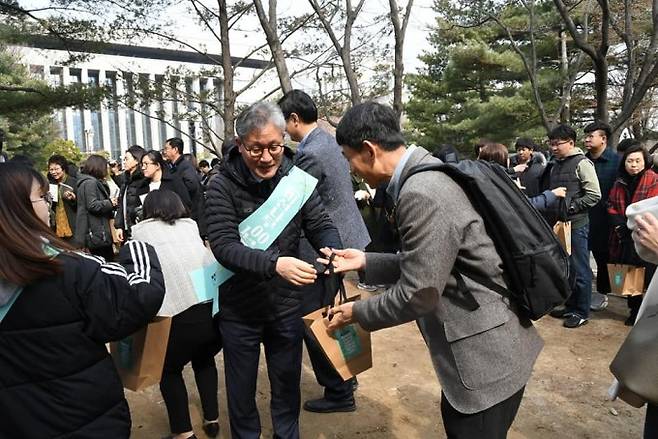 김재현 산림청장이 행사 참가자들에게 미선나무 묘목을 나눠주고 있다. 국립수목원 제공