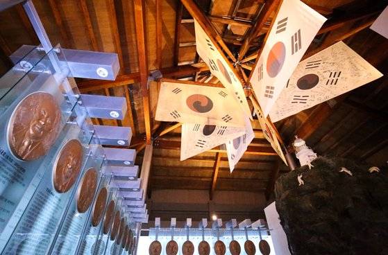 전남 완도군 ‘소안항일운동기념관’에 설치된 소안도 출신 독립운동가들과 태극기 조형물. 소안도에서는 항일 독립운동가 89명이 배출됐다. 프리랜서 장정필