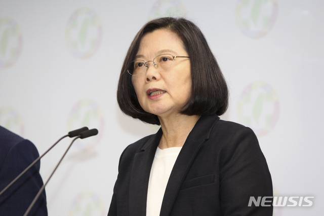 【타이베이=AP/뉴시스】 차이잉원 대만 총통은 1일 타이베이에서 산케이 신문과 단독회견을 갖고 일본 정부에 안전보장 대화를 열자고 제안했다. 사진은 차이 총통이 작년 11월24일 통일지방 선거 패배의 책임이 자신에게 있다면서 민진당 주석직 사퇴를 선언하는 모습. 2019.03.02