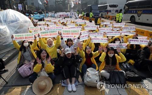 3.1운동 100주년 기념 청년학생대회 (서울=연합뉴스) 김인철 기자 = 1일 오후 서울 종로구 일본대사관 앞에서 열린 3.1운동 100주년 기념 청년학생대회에서 평화나비 서포터즈와 청년단체 회원들이 구호를 외치고 있다. 2019.3.1 yatoya@yna.co.kr