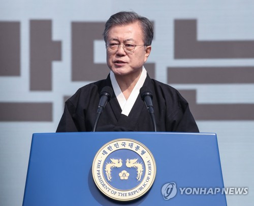 3.1절 기념사 하는 문 대통령 (서울=연합뉴스) 황광모 기자 = 문재인 대통령이 1일 오전 서울 광화문에서 열린 제100주년 3.1절 기념식에서 기념사를 하고 있다. hkmpooh@yna.co.kr