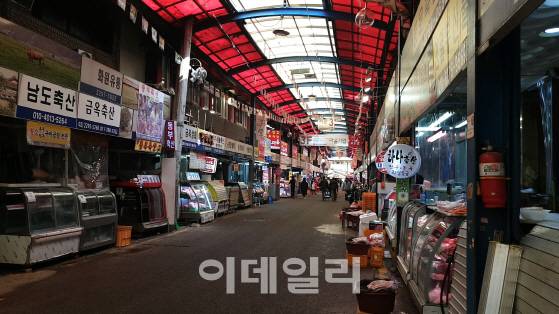 3일 서울 성동구 마장동에 위치한 마장축산물 시장에서 만난 한 정육점 직원은 축산물 이력서를 보여달라는 질문에 “다른 데 가서 알아보라”고 말했다.(사진=김호준 기자)