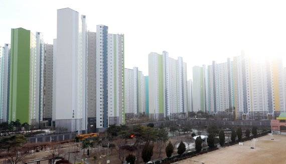 최근 주택시장이 급격히 침체되면서 지방은 물론 수도권에서도 할인 분양 아파트가 속속 등장하고 있다. 건설사 입장에서 '최후의 보루'인 할인 분양의 재등장은 그만큼 최근 건설경기가 위축됐다는 의미로 해석된다. 이르면 이달 안 준공될 예정이지만 4200여가구 전체가 통째 미분양 상태로 남아 있는 경남 창원시의 한 아파트 단지 전경. 연합뉴스