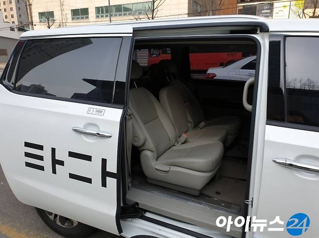 '타다' 베이직 서비스에 투입되는 차량인 11인승 카니발. [황금빛 기자]