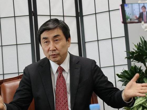 이종걸 더불어민주당 의원이 27일 국회도서관 의원열람실에서 중앙일보와 인터뷰하고있다. [사진 이종걸 의원실]