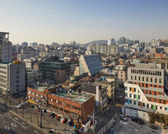 트리하우스의 모습. 뾰족한 나무 모양의 집은 용적률과 사선제한과 같은 법 규제 속에 최적의 공간을 만들기 위해 나온 디자인이다.［사진 노경 작가］