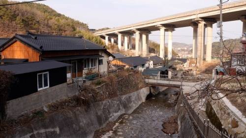 부산 일광(日光)광산마을 전경. 마을 근처로 부산울산고속도로가 지난다. 기장=서재민 기자