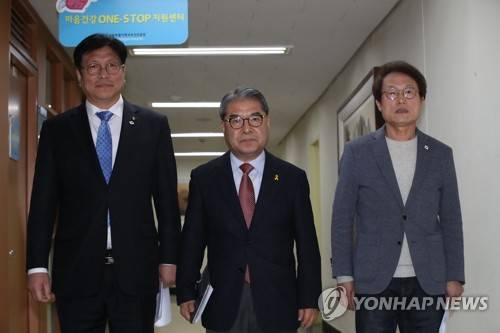 한유총 개학연기 관련 기자회견 입장하는 서울·경기·인천 교육감 (서울=연합뉴스) 임헌정 기자 = 사립유치원단체 한국유치원총연합회(한유총)가 개학연기를 강행키로 한 3일 오후 서울 종로구 서울시교육청에서 조희연 서울교육감(오른쪽부터), 이재정 경기교육감, 도성훈 인천교육감이 이와 관련한 기자회견을 하기 위해 입장하고 있다. 2019.3.3 kane@yna.co.kr