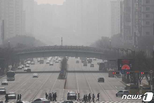 경기 중부권역에 한때 초미세먼지 경보가 발령된 4일 오후 경기도 수원시 영통구의 거리에 설치된 전광판에 미세먼지 주의보를 알리는 문구가 적혀있다. 2019.3.4/뉴스1 © News1 조태형 기자