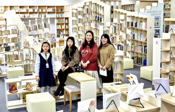 박수연 학생모델과 노효은 학생기자, 조화순 사서, 김희선 서울시여성가족재단 경영기획실 대리(왼쪽부터)가 성평등도서관 '여기' 시설의 정중앙에 서서 카메라를 응시했다.