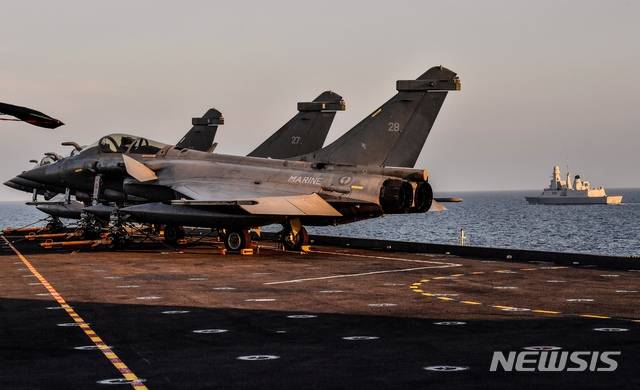 【툴롱( 프랑스)= AP/뉴시스】 프랑스 툴롱항에 정박중인 항공모함 샤를르 드골 호의 함상에 탑재되어 있는 라팔 전투기.  이집트 공군은 이 전투기 24대를 도입하기로 하고 그 중 11대를 이미 인수했다.