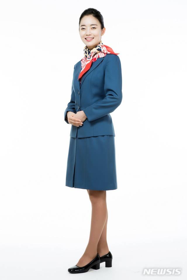 【서울=뉴시스】대한항공이 지난 1일부로 창립 50주년을 맞았다. 대한항공은 50년 역사를 기념하며 그동안 세월에 따라 변모한 유니폼의 모습을 함께 공개했다. 사진은 5기(1974년 5월~1976년 5월) 유니폼의 모습. 2019.03.04 (사진 = 대한항공 제공) photo@newsis.com