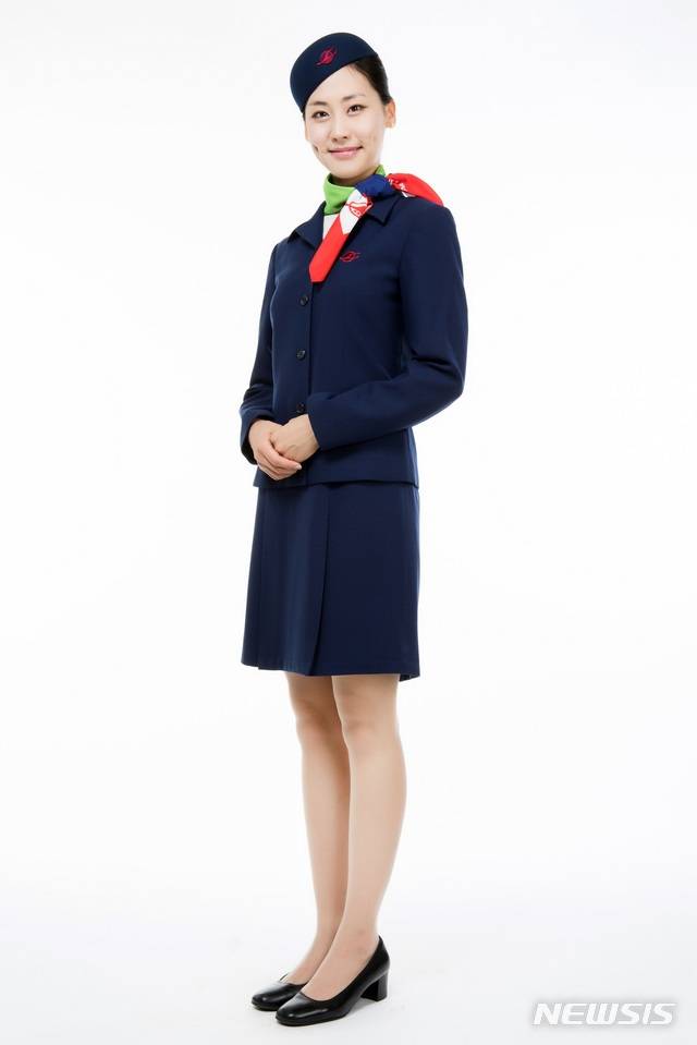 【서울=뉴시스】대한항공이 지난 1일부로 창립 50주년을 맞았다. 대한항공은 50년 역사를 기념하며 그동안 세월에 따라 변모한 유니폼의 모습을 함께 공개했다. 사진은 6기(1976년 6월~1977년 12월) 유니폼의 모습. 2019.03.04 (사진 = 대한항공 제공) photo@newsis.com