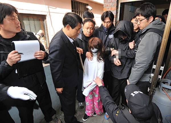 ⓒ연합뉴스 2010년 여중생을 성폭행하고 살해한 김길태의 현장검증 모습. 이 사건이 ‘성폭력처벌법’ 제정 계기였다.