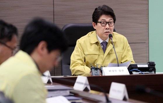 5일 오전 조명래 환경부 장관이 정부세종청사에서 전국 시도 관계자들과 고농도 비상저감조치 점검회의를 하고 있다. [뉴시스]