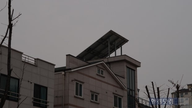 경기도 성남시 분당구 판교동에 위치한 한 주택가 건물의 태양광 발전 패널.(사진=김산하 기자)