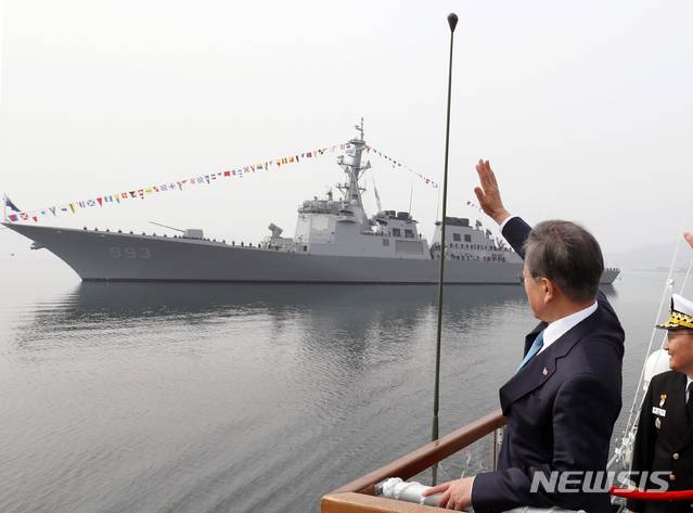 【창원=뉴시스】박진희 기자 = 문재인 대통령과 김정숙 여사가 5일 오후 진해 해군사관학교 앞 옥포만에서 좌승함에 올라 인근 함정으로부터 대함경례를 받고 있다. 이날 문 대통령은 안중근함, 독도함, 손원일함, 서애 류성룡함으로부터 해상사열을 받았다. 2019.03.05 pak7130@newsis.com