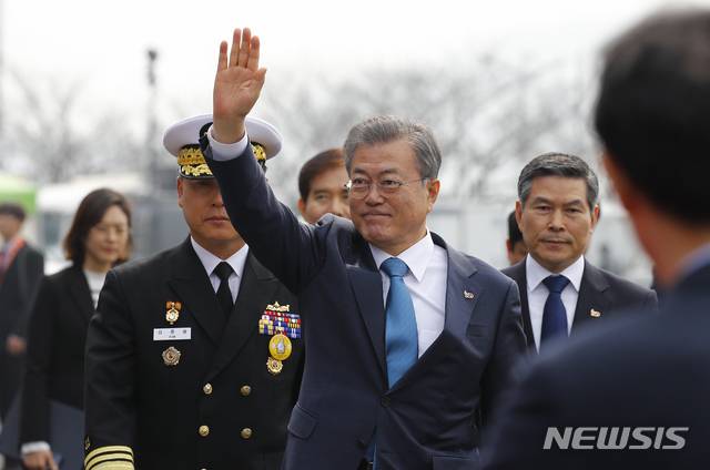【창원=뉴시스】박진희 기자 = 문재인 대통령이 5일 경남 창원 진해구 해군사관학교에서 열린 '제73기 사관생도 졸업 및 임관식'에 참석하며 손 흔들어 인사하고 있다. 2019.03.05. pak7130@newsis.com