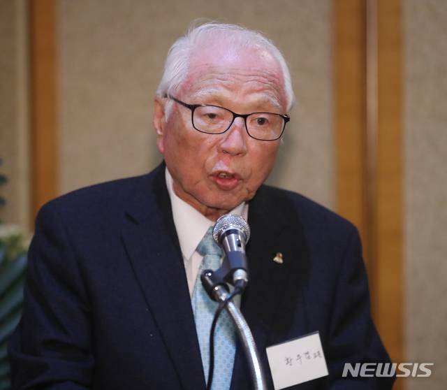 【서울=뉴시스】조수정 기자 = 한국아나운서클럽 2019년도 정기총회 및 제 9대 차인태 회장 취임식이 열린 5일 오후 서울 여의도동 한 중식당에서 황우겸 고문이 축사하고 있다. 2019.03.05. chocrystal@newsis.com