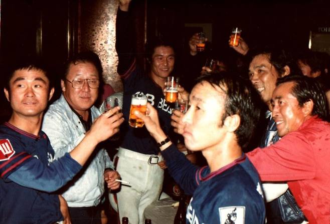 ▲ OB 베어스는 프로야구 원년 한국시리즈를 제패하면서 최초의 우승팀이 됐다. 우승 축하연 자리에서 박용곤 초대 구단주(왼쪽에서 두번째)가 선수들과 술잔을 부딪치고 있다. ⓒ두산 베어스