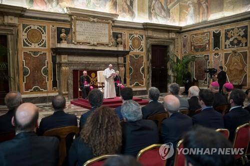 프란치스코 교황이 4일 교황청 비밀문서고 직원들을 만나 연설하고 있다. [로이터=연합뉴스]