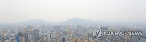 '미세먼지에 한라산도 사라졌다' (제주=연합뉴스) 박지호 기자 = 제주에 첫 미세먼지 비상저감조치가 내려진 5일 오전 제주시 연동 롯데시티호텔에서 바라본 도심 남쪽에 한라산이 보이지 않고 있다. 2019.3.5 jihopark@yna.co.kr