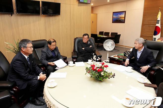 6일 강원 춘천시의회 의장실에서 신북읍 주민들이 이원규 의장에게 군 비행장 이전을 촉구하며 특별위원회 신설을 요청하고 있다. (춘천시의회 제공) 2019.3.6/뉴스1 © News1