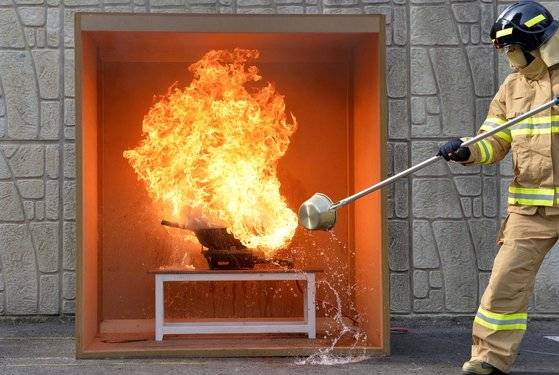 식용유 화재 진화 시연. 프리랜서 김성태