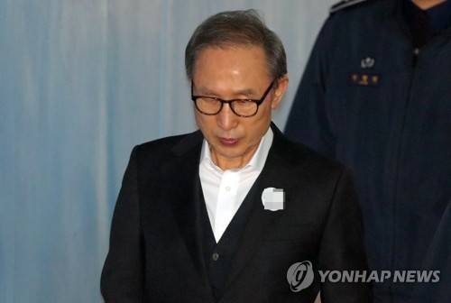 법정 향하는 이명박 [연합뉴스 자료사진]