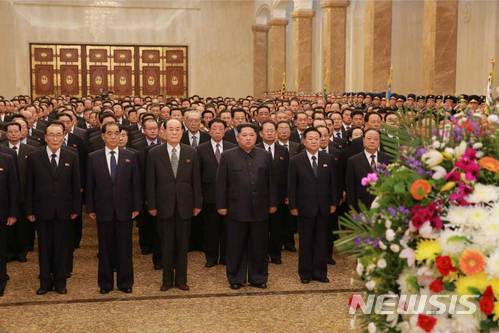 【서울=뉴시스】 북한 노동신문은 김정은 노동당 위원장이 지난 15일 태양절을 맞아 금수산태양궁전을 찾았다고 16일 보도했다. 2018.04.16. (출처=노동신문)  photo@newsis.com