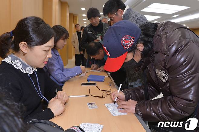8일 오전 광주시 동구 광주지방법원에서 한 시민이 전두환씨의 사자명예훼손 재판에 대한 방청권을 응모하고 있다. 전씨는 5·18 민주화운동 당시 '헬기사격'을 증언한 고(故) 조비오 신부에 대한 사자명예훼손 혐의를 받고 있다. 전씨 재판은 11일 오후 2시30분 광주지법 법정동 201호 법정에서 열린다.2019.3.8/뉴스1 © News1 한산 기자
