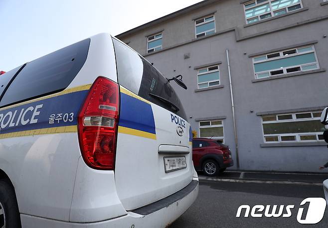 8일 오전 0시 10분께 흉기 난동이 일어난 양로원 시설 건물. 흉기 난동을 벌인 A씨는 2층 자신의 방 창문에서 투신해 사망했다.© 뉴스1