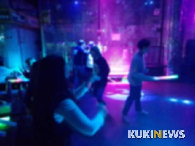 사진=삼거리 별밤 안에서 춤 추는 사람들. 클럽 내부에는 춤을 출 수 있는 공간이 따로 마련되어 있다.