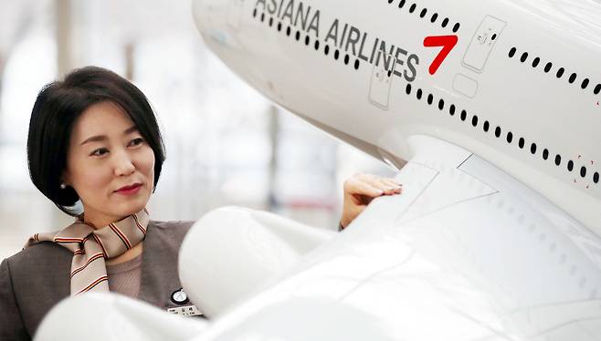 아시아나 1호 승무원인 김혜련 수석사무장이 서울시 강서구 아시아나항공 본사에서 비행기 모형을 응시하고 있다.  [이충우 기자]