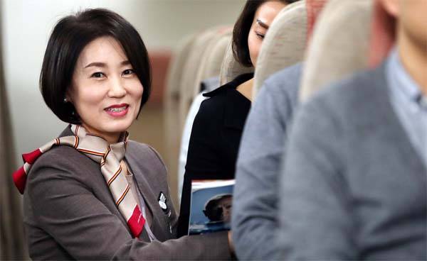 김혜련 수석사무장이 기내에서 승객에게 안내 책자를 건네며 응급 상황 발생 시 대처 방안을 설명하고 있다. 김 수석사무장은 "좋아하는 일을 이렇게 오래도록 잘해낼 수 있는 건 축복"이라고 말했다. [이충우 기자]