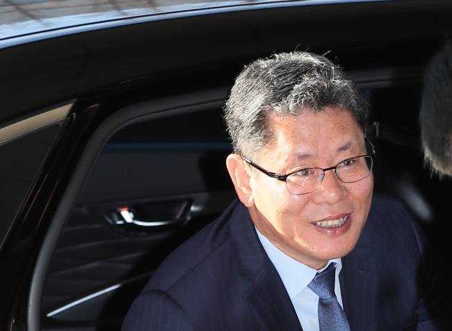 청와대가 8일 행정안전부와 중소벤처기업부 등 7개 부처에 대한 개각 명단을 발표한다. 이날 오전 통일부 장관으로 내정된 것으로 알려진 김연철 통일연구원장이 서울 서초구 통일연구원으로 출근하고 있다.[연합]