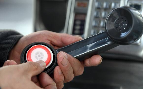 Kt링커스 직원이 공중전화 수화기에서 항균필터를 교체하고 있다. 2019. 3. 7 정연호 기자 tpgod@seoul.co.kr