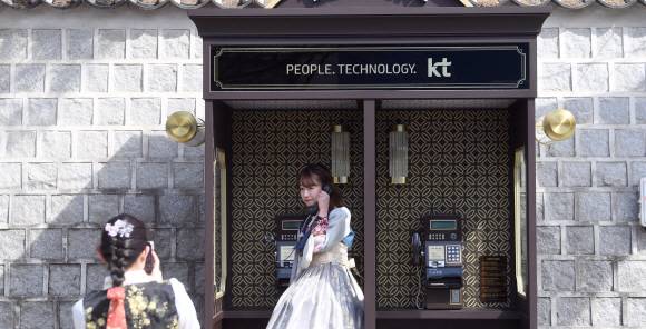 지난해 서울 종로구 인사동에 설치된 뉴트로 공중전화 부스에서 외국 관광객이 기념 촬영을 하고 있다. 2019. 3. 7 정연호 기자 tpgod@seoul.co.kr