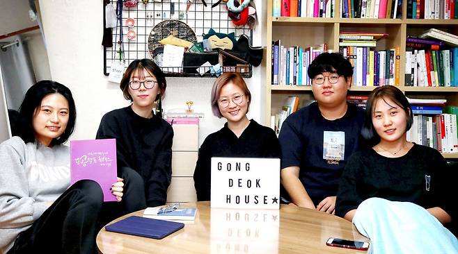 비혼 지향 생활 공동체 ‘공덕동하우스’ 구성원(왼쪽부터) 황희재, 이사임, 홍혜은, 이영석, 홍주은씨. 공동체의 구성원은 총 9명이고, 현재 4명이 함께 살고 있다. 이들은 정기적으로 모임을 하고 함께 독서를 하고 강의를 듣고 계간지를 만들며 집회·시위에도 참석한다. 백소아 기자 thanks@hani.co.kr