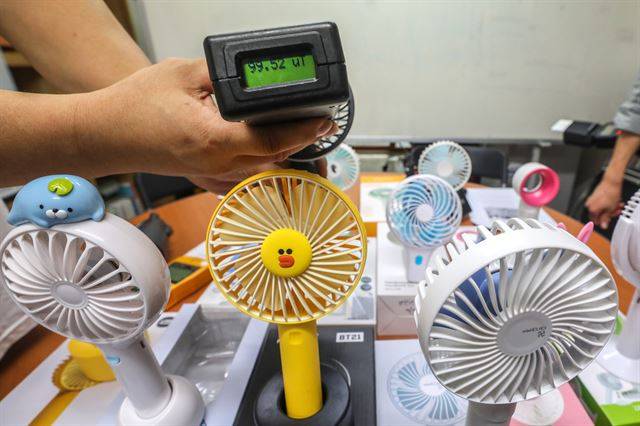 지난해 8월 환경보건시민센터에서 손선풍기의 전자파를 측정하고 있다. 손선풍기의 전자파가 인체에 해롭다는 논란이 불거지자 국립전파연구원은 직접 시중 제품에서 방출되는 전자파를 측정했고, 그 결과 인체 유해한 수준은 아니라고 발표했다. 뉴스1