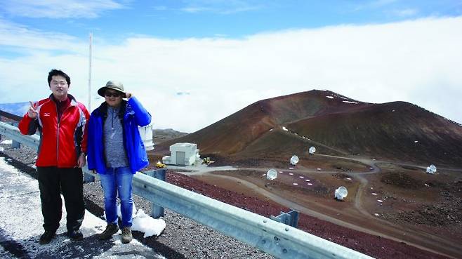 지난해 미국 하와이 JCMT에서 관측을 수행한 모리야마 코타로 일본 교토대 천문학부 연구원(왼쪽)과 필자. 뒤쪽으로 JCMT와 SMA가 보인다. 손봉원 제공