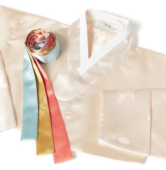 여성의 경우 저고리와 치마, 옷고름을 모두 따로 구입할 수 있다. 남성은 저고리와 바지, 쾌자를 따로 구입할 수 있다. [사진 호호당]