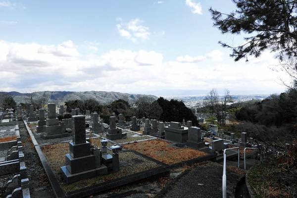 풍수지리를 보고 정한 광산김씨 공원묘지(共同霊園) ⓒ 이인자 제공