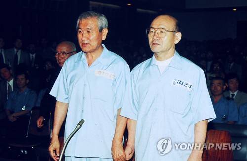 1996년 8월 26일 전두환(오른쪽)·노태우 1심 선고공판 [연합뉴스 자료사진]