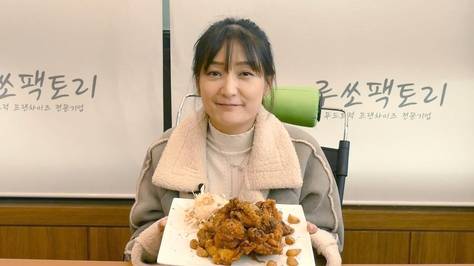 이경남 루쏘팩토리 대표가 영화 극한직업에 나온 ‘수원왕갈비통닭’을 들고 포즈를 취하고 있다. /채민석 기자