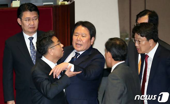 이철희 더불어민주당 원내수석부대표가 12일 서울 여의도 국회 본회의장에서 열린 제367회 임시회 본회의 나경원 자유한국당 교섭단체 대표연설 발언에 항의를 하며 정양석 한국당 원내수석부대표와 몸싸움을 하고 있다. 2019.3.12/뉴스1 © News1 김명섭 기자